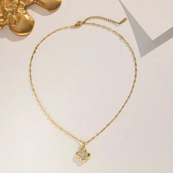 GOLD CLOVER PENDANT NECKLACE - Picture 2 of 3